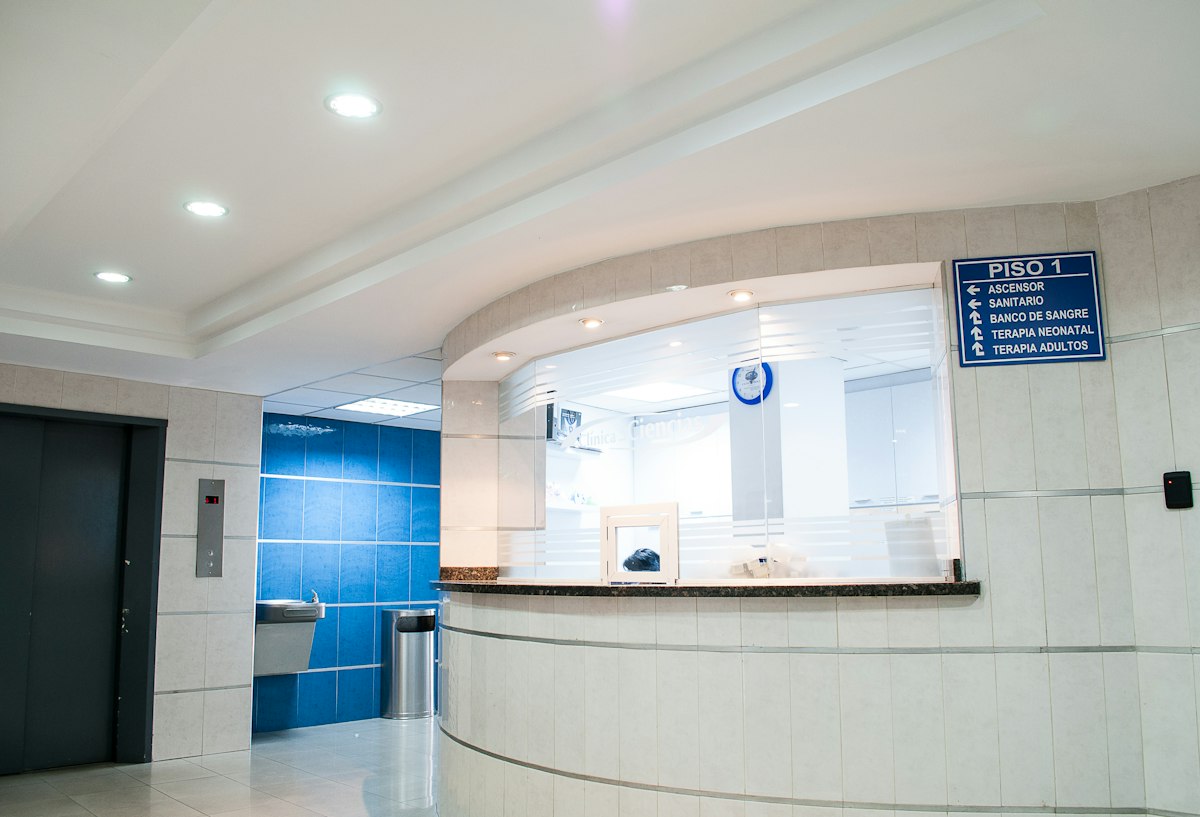 Recepción moderna de una institución de salud